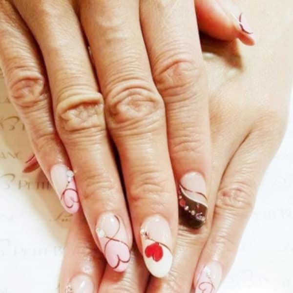 ななめフレンチ&手描きハートネイル|Petit Blanc