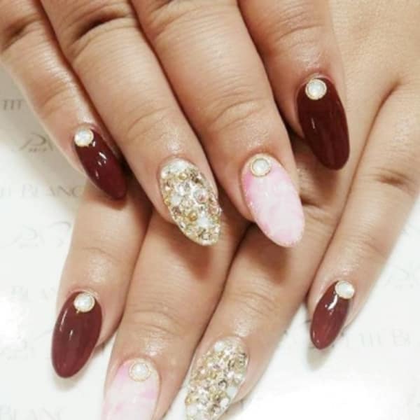 タイダイ柄&ストーン敷きつめネイル|Petit Blanc