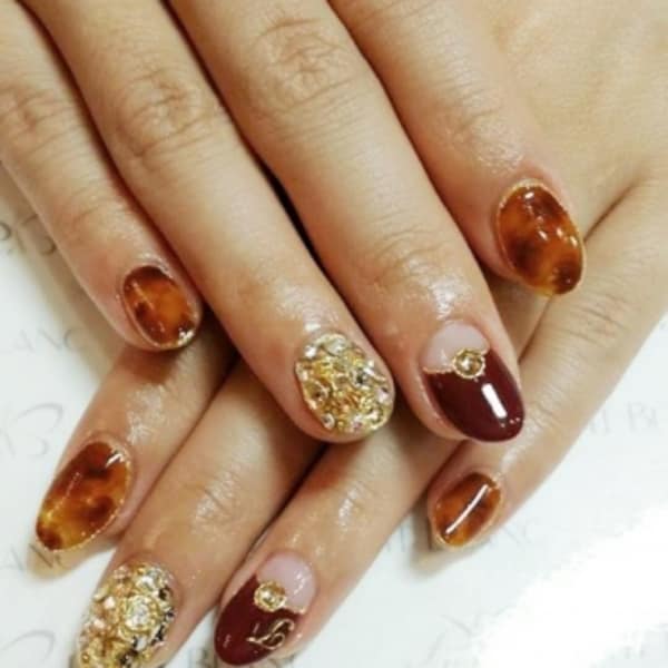 べっ甲アート&ストーン敷きつめネイル|Petit Blanc