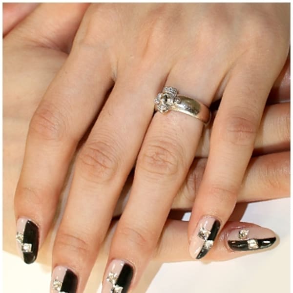 バイカラーで個性派ネイル