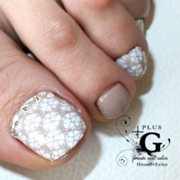 繊細レースのフットネイル