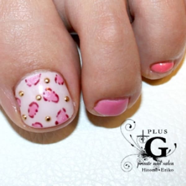 ピンクなレオパードフットネイル