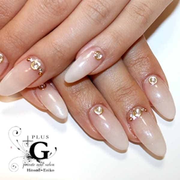 さりげなく大人ビジューネイル