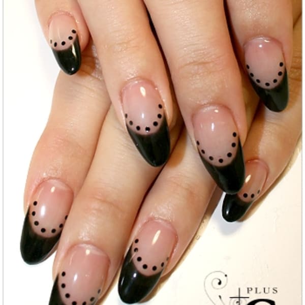 シックなブラックフレンチできめて