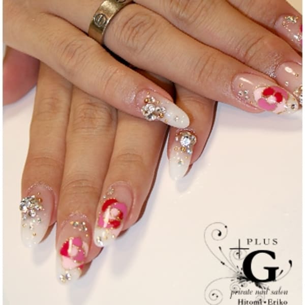 雪の上に華やかなバラ