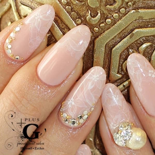 ふわふわフラワーのエレガントパーティーネイル