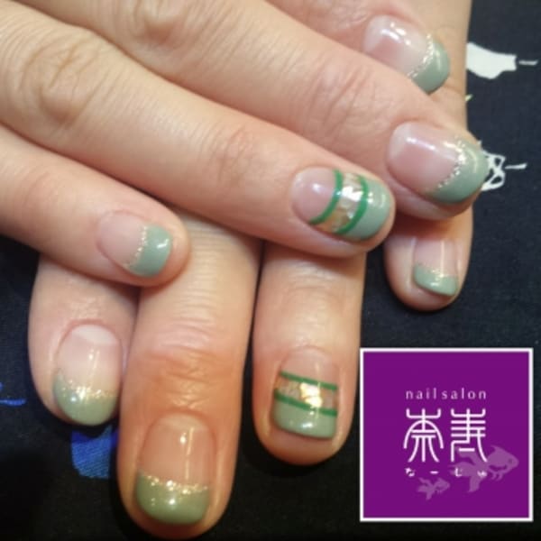 グレイッシュモスグリーン