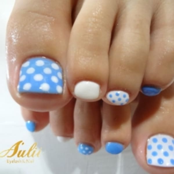 FootNail/アイスブルーで水玉ネイル