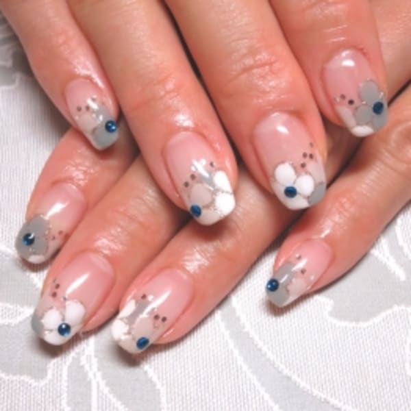 モノトーンお花フレンチ♪