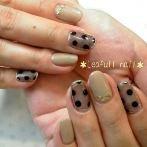 【シックなシースルードットネイル】