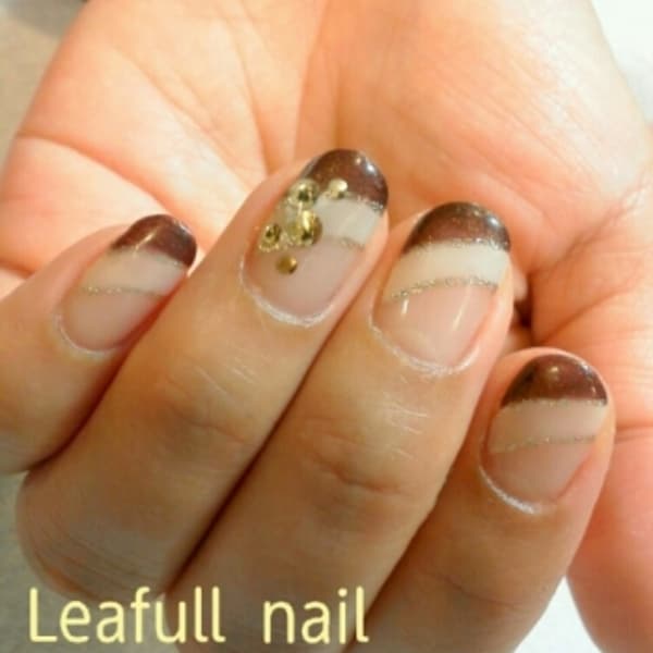 【ベージュ×ブラウンの斜めフレンチネイル】