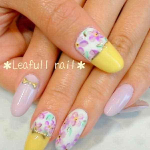 【イエロー×ラベンダーカラーのフラワーペイントネイル】