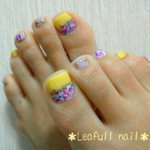 【イエロー×ラベンダーカラーのフラワーペイントフットジェル】
