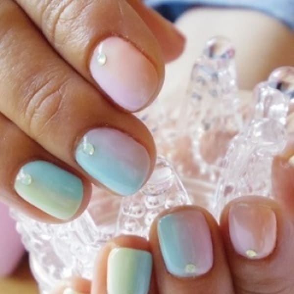 パステルカラーの縦グラデーションネイル