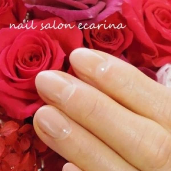 ヌーディーベージュのグラデーションネイル