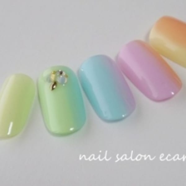 パステルカラーのたてグラデーションネイル