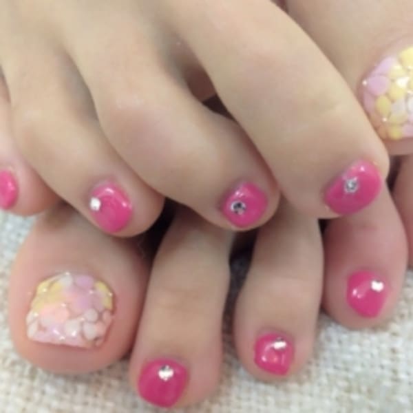 おすすめフットネイル!
エンボスのお花でモテかわネイル