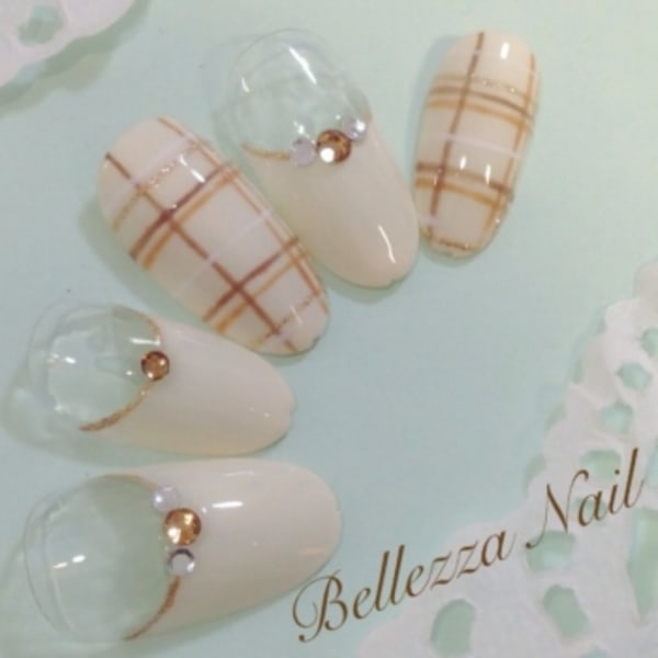 ベージュのチェックネイル