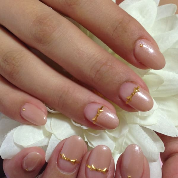 上品で大人可愛いリボンネイル