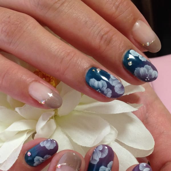 シックな色使いのフラワーアートネイル