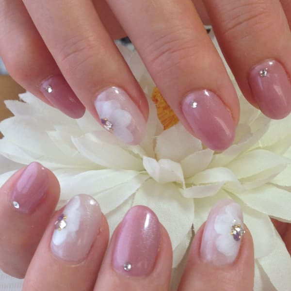 上品で女性らしいフラワーアートネイル