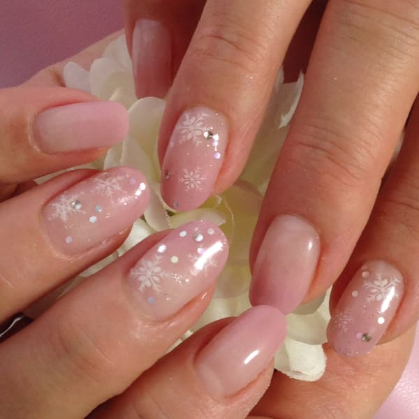 ピンクのスノーネイル