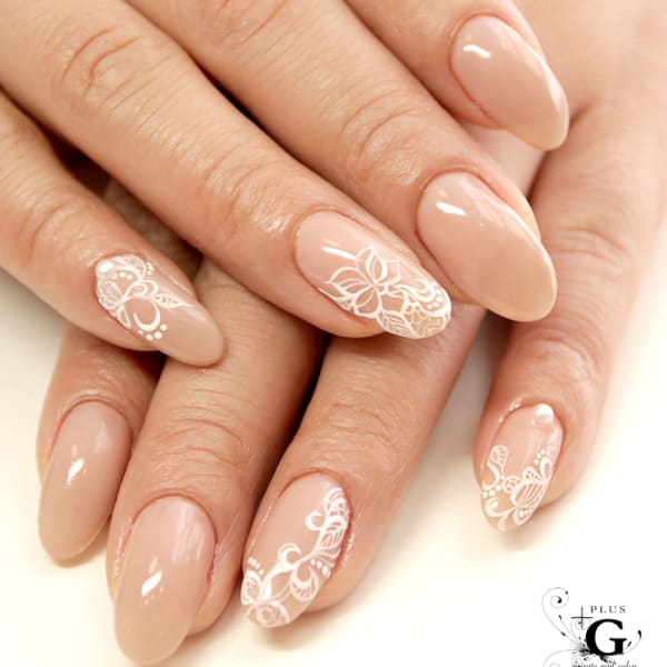 フェミニンでヌーディーなレースネイル