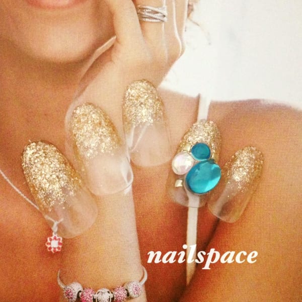 ゴールドラメ&夏色ストーンアート/日焼け肌にオススメ