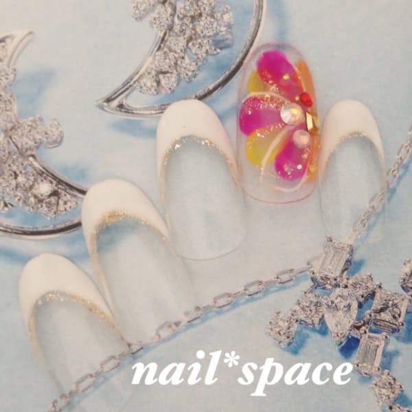 ホワイトフレンチ/秋でもやっぱり花が好き!カラフルネイル
