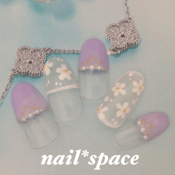 ライトパープルと小花柄/秋のガーリーネイル/清楚ネイル