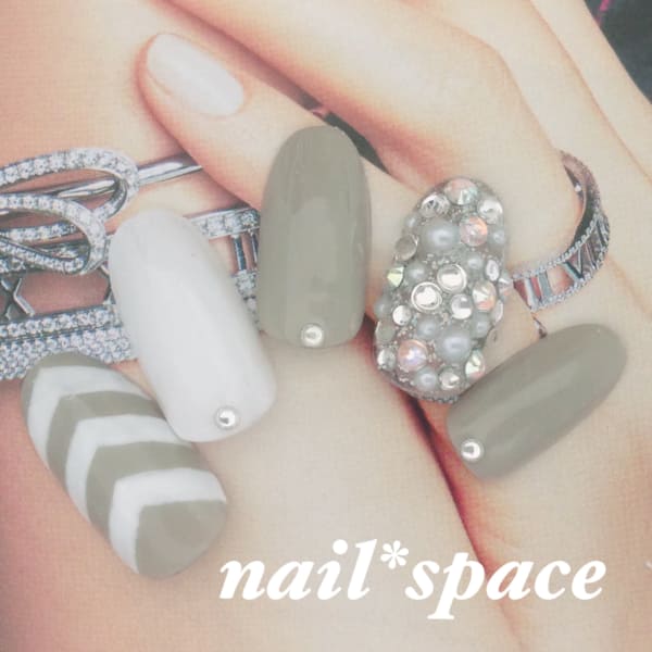 秋のグレージュ/Vアート/スワロ埋めつくしネイル