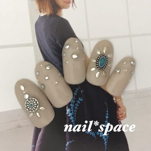 グレージュとターコイズ/コンチョネイル