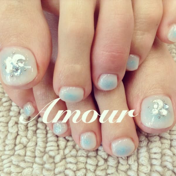 風水オフホワイトチークネイル