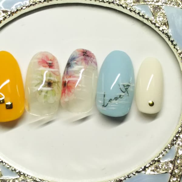 スタイリッシュなシースルーフラワーネイル