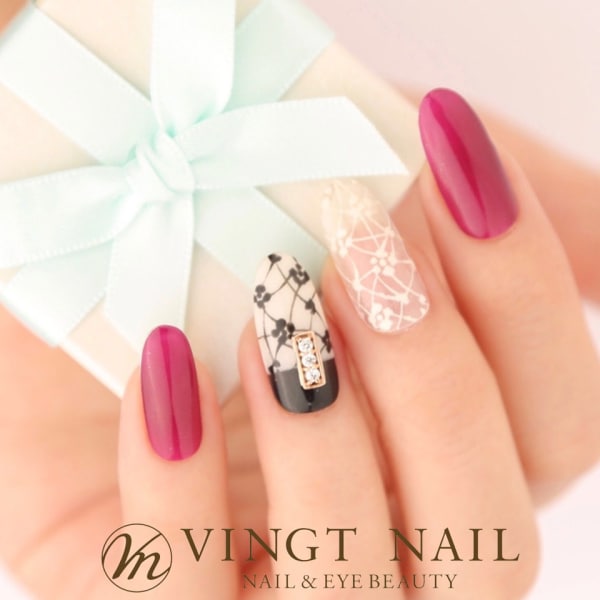 ミラーネイルを品よくとりいれる Vingt Nail ヴァンネイル のネイルデザイン ネイル まつげサロンを予約するなら楽天ビューティ
