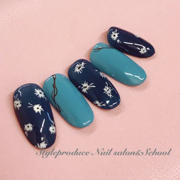 オトナに可愛い小花ネイルデザイン