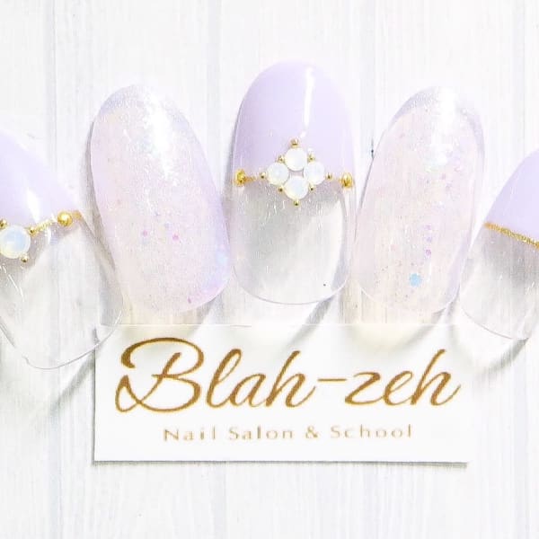 まっすぐフレンチ×ビジューネイル