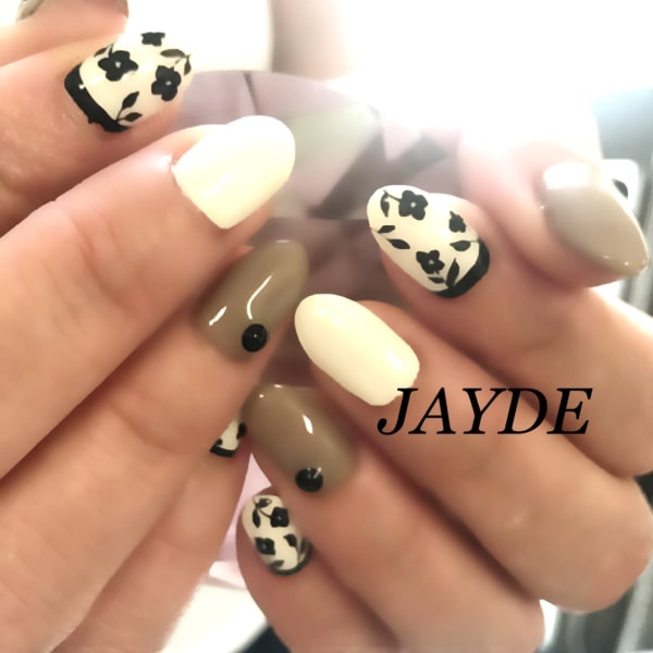 シックでマットなフラワーネイル