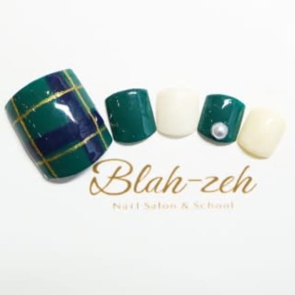 チェック×グリーンフットネイル