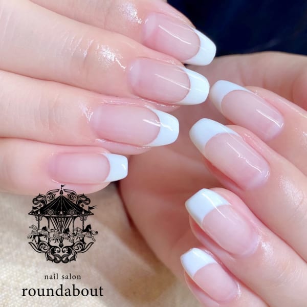 シアーグレーのグラデーションネイル Nailsalon Roundabout ネイルサロンラウンドアバウト のネイルデザイン ネイル まつげサロンを予約するなら楽天ビューティ