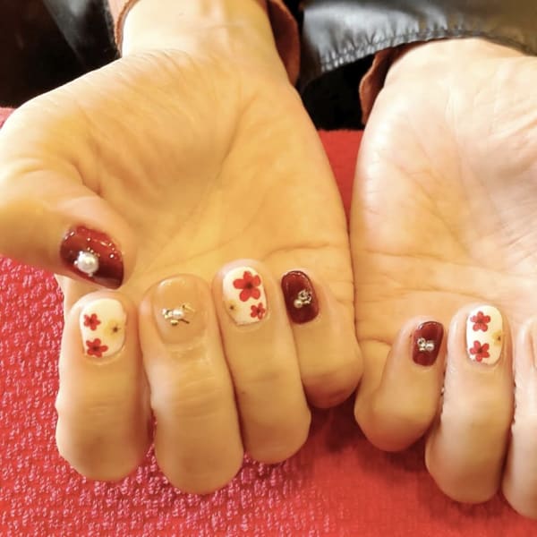 ボルドー×ホワイト　秋ネイル