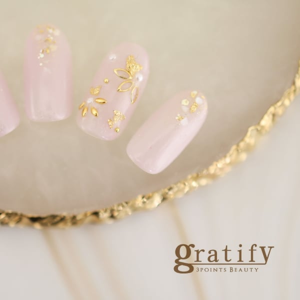 ナチュラルカラーにスタッズフラワーネイル