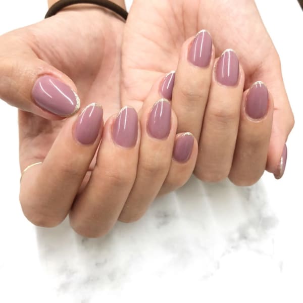 シンプルきれい☆　ワンカラーに先端ラメはおとな女子に人気 ♪