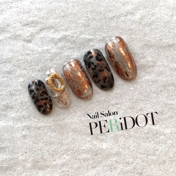 ヌーディーヒョウ柄ネイル