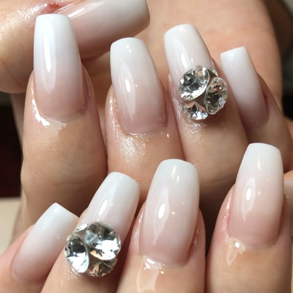 白グラデーション×Vカットストーン