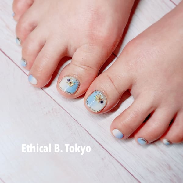 涼しげカラーのフットネイル