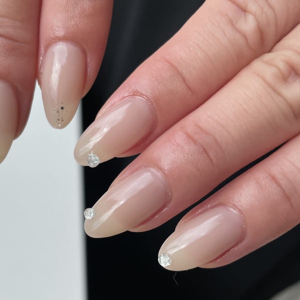 左右非対称のオフィスネイル