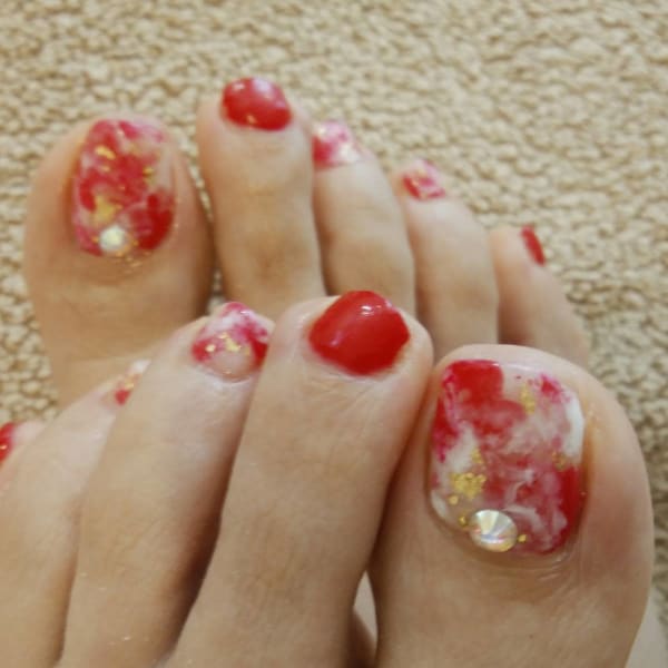 赤ピンクのニュアンスネイル