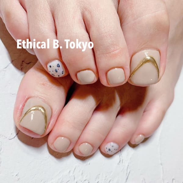 大人ベージュネイル