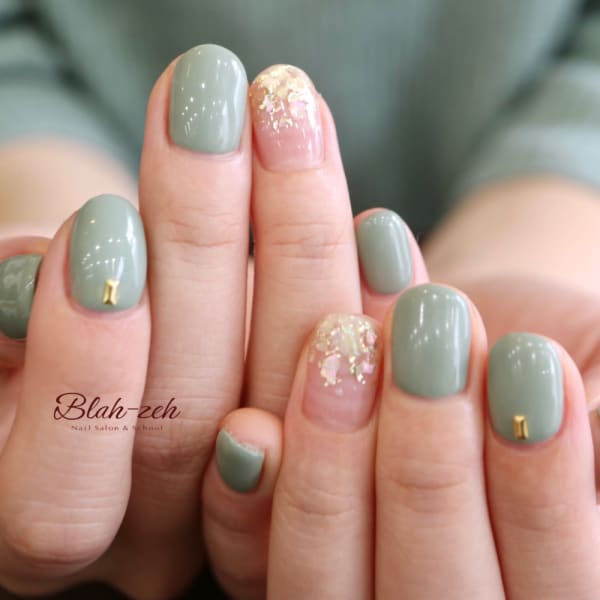 くすみグリーンカラーネイル